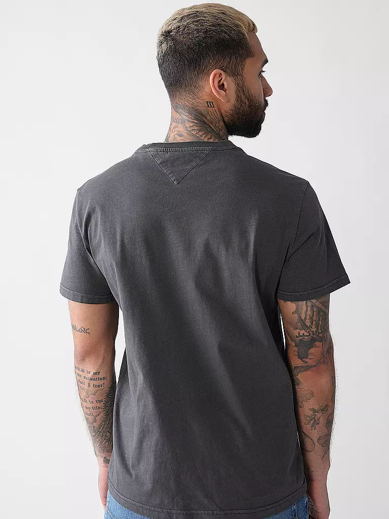 TOMMY JEANS | T-Shirt
Marke: TOMMY JEANS
Farbe: grau
Kategorien: Mode,Herren

Ärmellänge: Kurzarm
Ausschnitt: Rundhalsausschnitt
Material: Jersey,Baumwolle
Musterung: Unifarben
Passform (Oberbekleidung): Regular
Stil: Young Fashion
Details: Eingrifftaschen | 