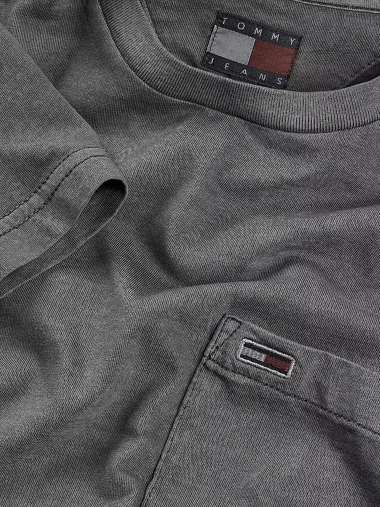 TOMMY JEANS | T-Shirt
Marke: TOMMY JEANS
Farbe: grau
Kategorien: Mode,Herren

Ärmellänge: Kurzarm
Ausschnitt: Rundhalsausschnitt
Material: Jersey,Baumwolle
Musterung: Unifarben
Passform (Oberbekleidung): Regular
Stil: Young Fashion
Details: Eingrifftaschen | 