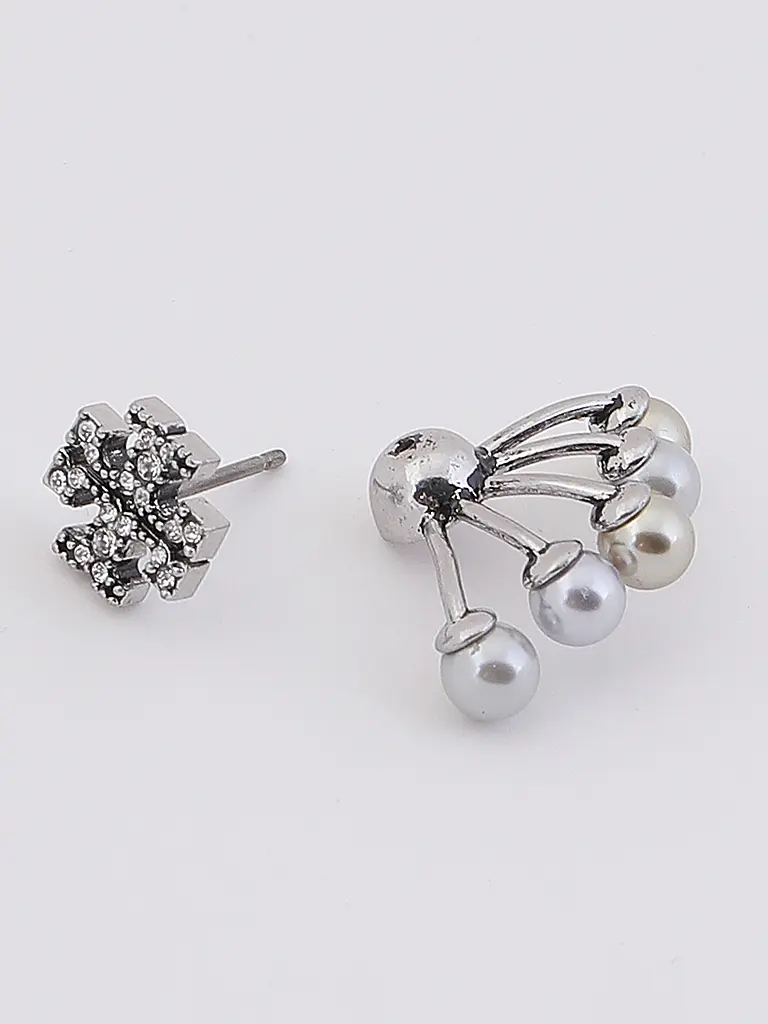 TORY BURCH | Nombre del producto: Pendientes KIRA
Marca: TORY BURCH
Color: plata
Categorías: Moda, Mujer

Material: Metal, Vidrio
Estilo: Glamour | 