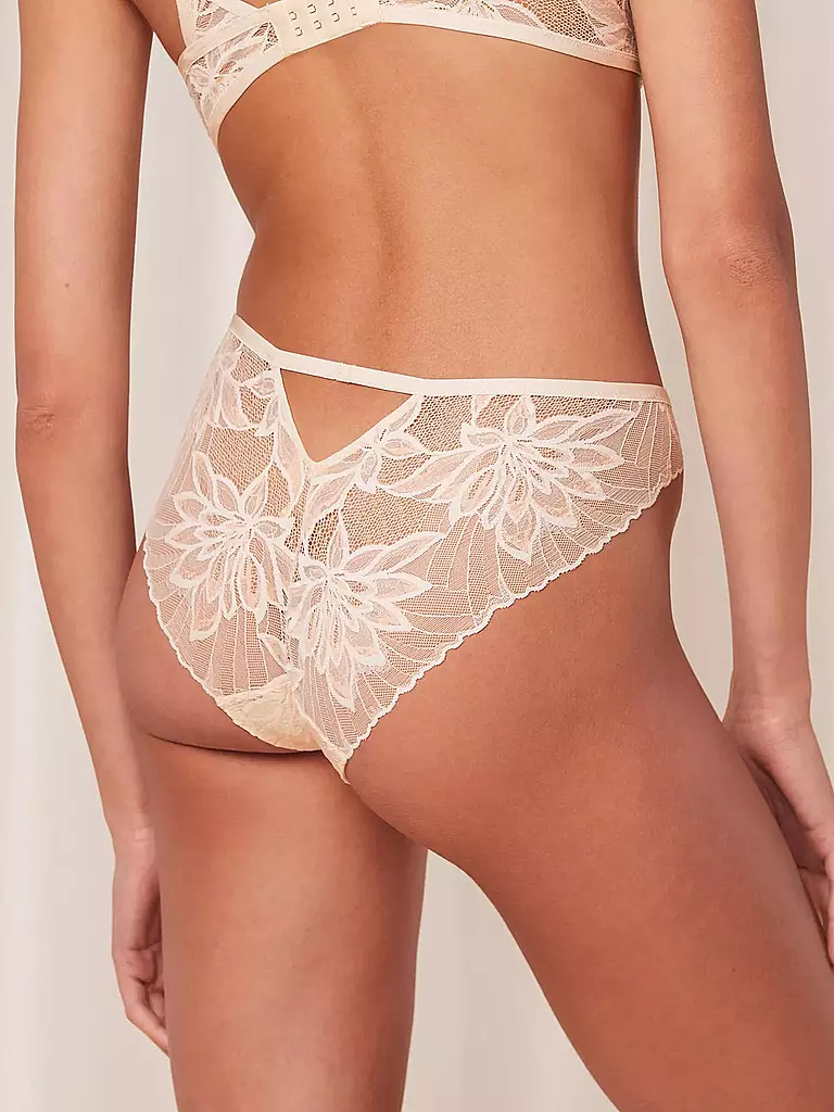 TRIUMPH | Braga AMOURETTE fresh powder |