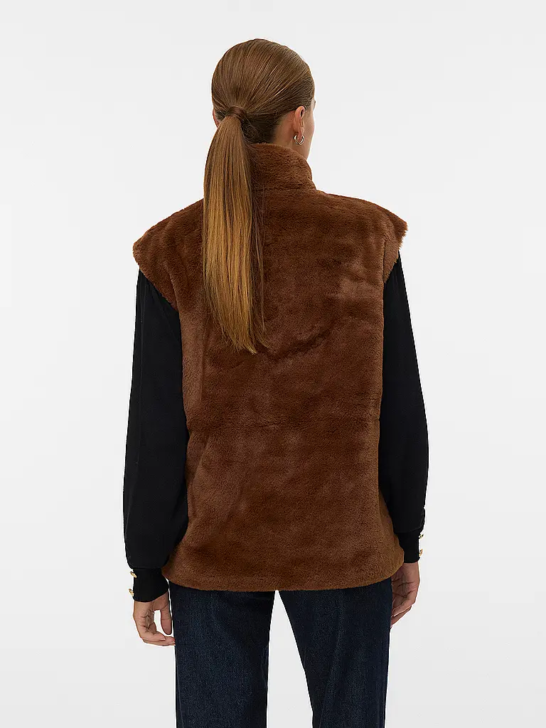 VERO MODA | Nombre del producto: Chaleco de piel sintética VMSONJAPOPPY
Marca: VERO MODA
Color: marrón
Categorías: Moda, Mujer

Largo de manga: Sin mangas
Material: Piel sintética, poliéster / poliamida
Forma del cuello: Cuello alto
Diseño: Liso
Corte (Prendas | 