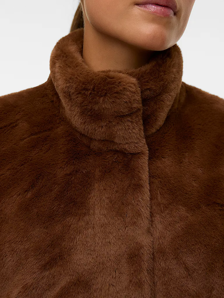 VERO MODA | Nombre del producto: Chaleco de piel sintética VMSONJAPOPPY
Marca: VERO MODA
Color: marrón
Categorías: Moda, Mujer

Largo de manga: Sin mangas
Material: Piel sintética, poliéster / poliamida
Forma del cuello: Cuello alto
Diseño: Liso
Corte (Prendas | 