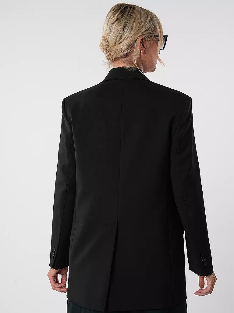 WEEKEND MAX MARA | Blazer UMBRO
Marca: WEEKEND MAX MARA
Color: negro
Categorías: Moda,Mujer

Largo de manga: Manga larga
Material: Lana virgen,Poliéster / Poliamida
Forma del cuello: Cuello de solapa
Diseño: Liso
Corte (Prenda exterior): Regular
Estilo: Puro
Detalles: Bo | 