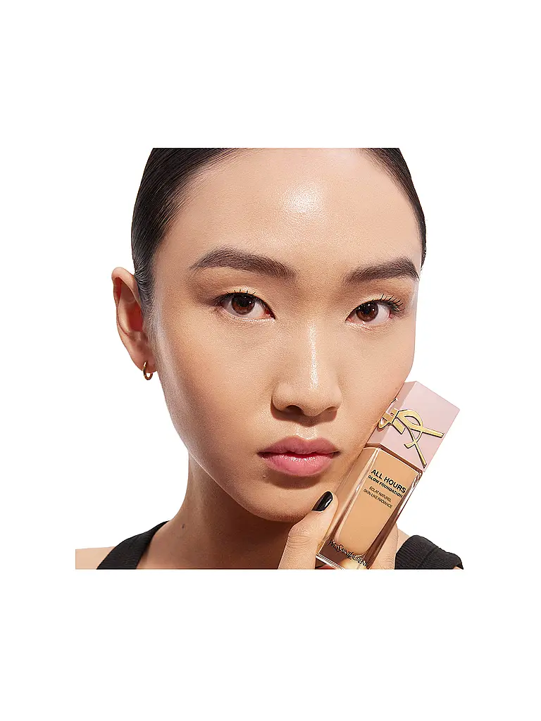 YVES SAINT LAURENT | All Hours Glow Foundation LW8 | Marrón claro