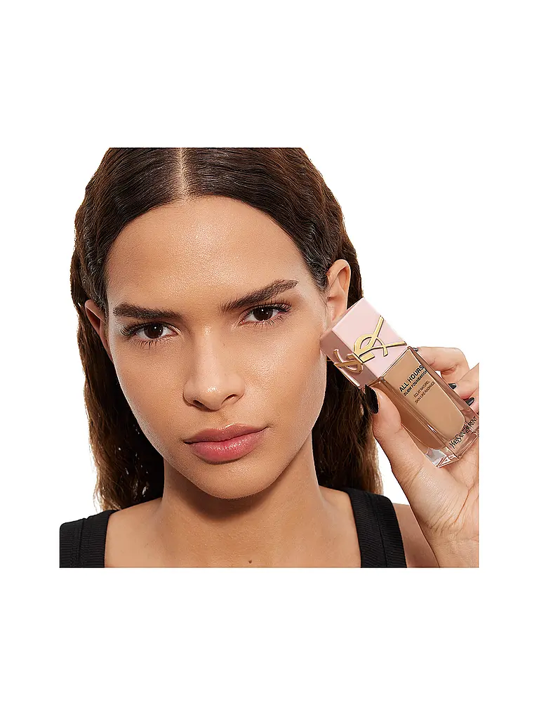 YVES SAINT LAURENT | All Hours Glow Foundation MN7 | Marrón claro