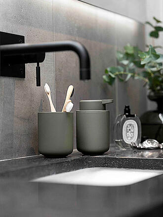 ZONE DENMARK | Dispensador de jabón UME 8,3x12,8cm Olive Green